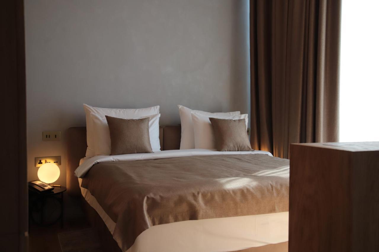 The Veil Hotel Astana Exterior foto A bedroom at the hotel
