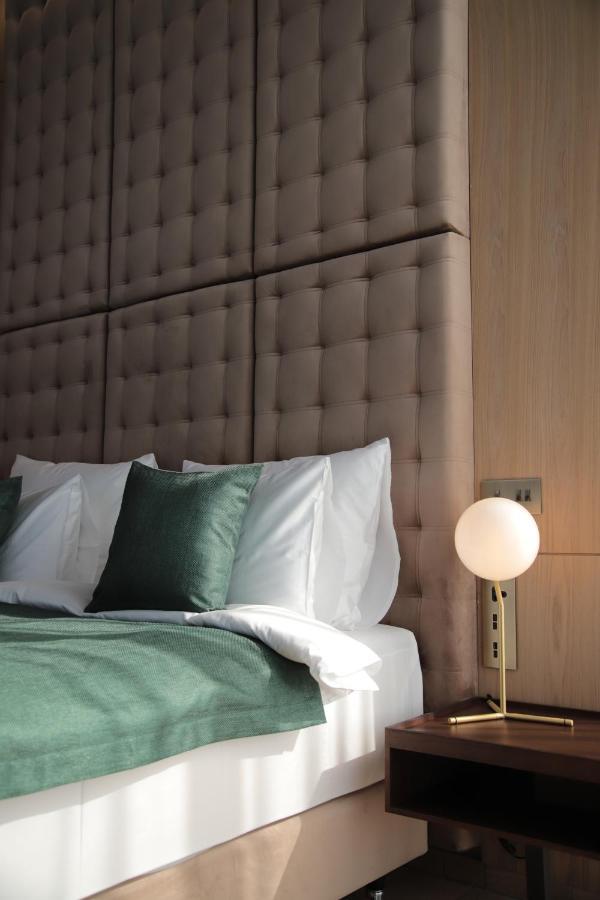 The Veil Hotel Astana Exterior foto A wall-mounted light