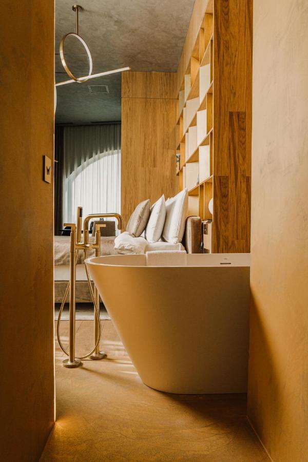 The Veil Hotel Astana Exterior foto A room at the hotel